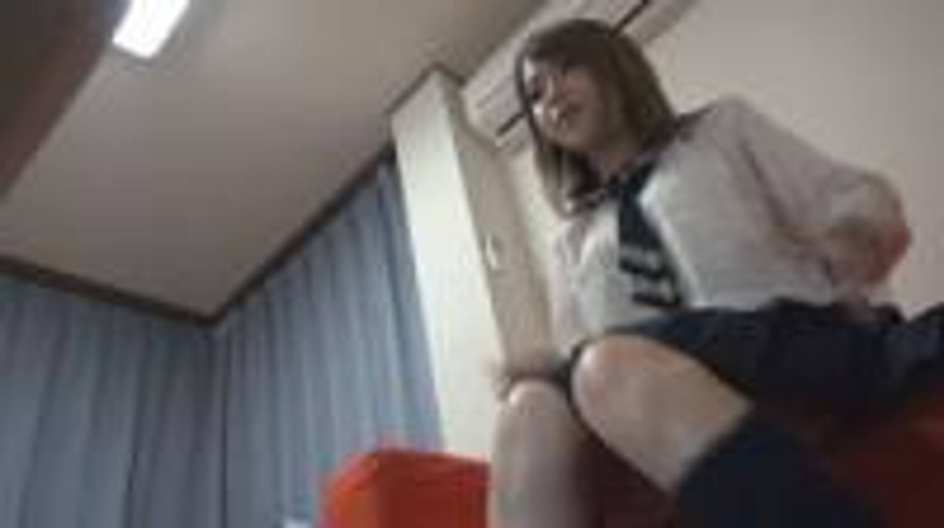 FC2-PPV-388323 女の子のプライベートを覗き見～紺ソックスから覗くチラケツ～