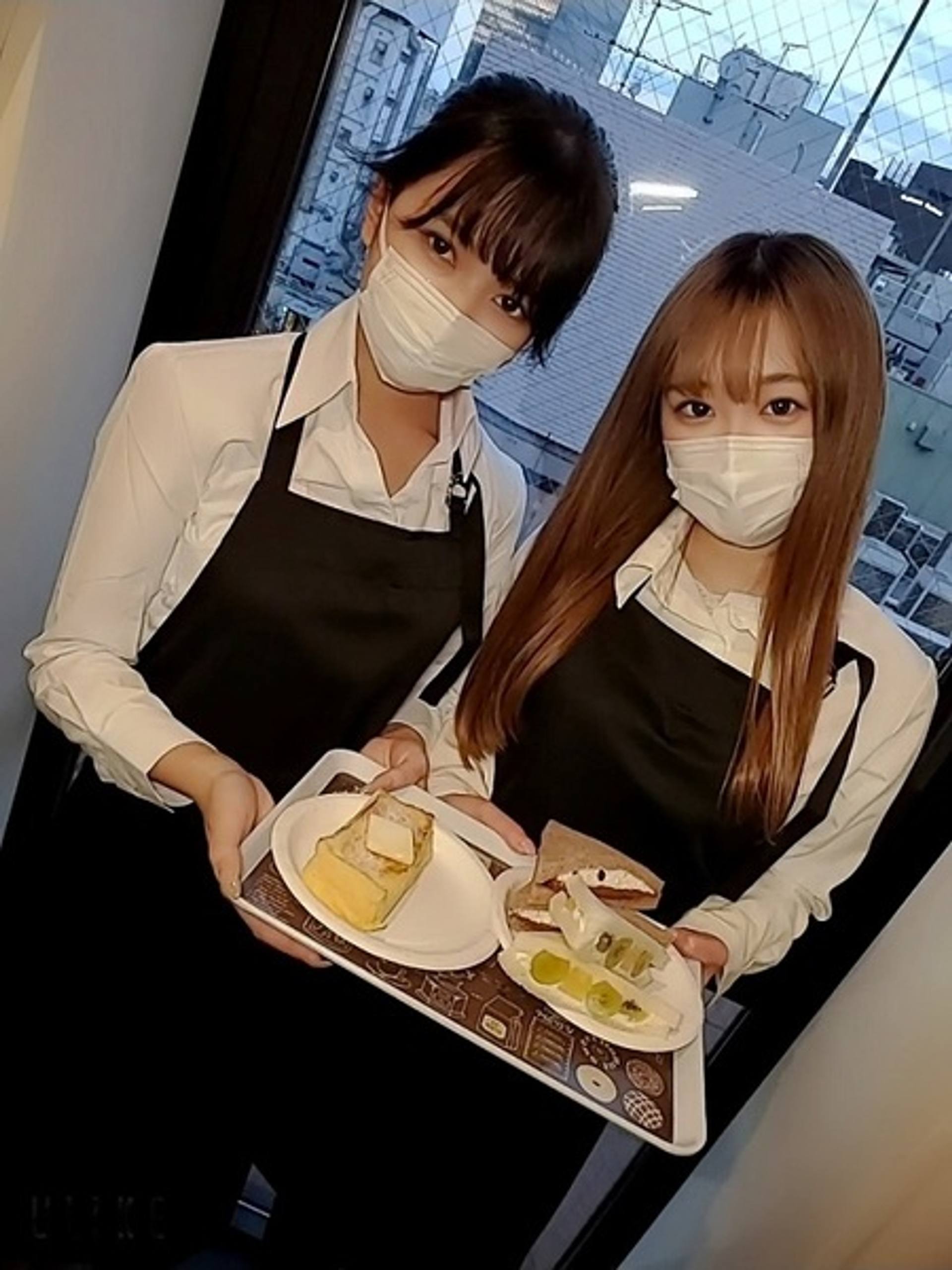 FC2-PPV-2450470 バイト仲間のカフェ店員・黒髪のあの子と巨乳のあの子と3P