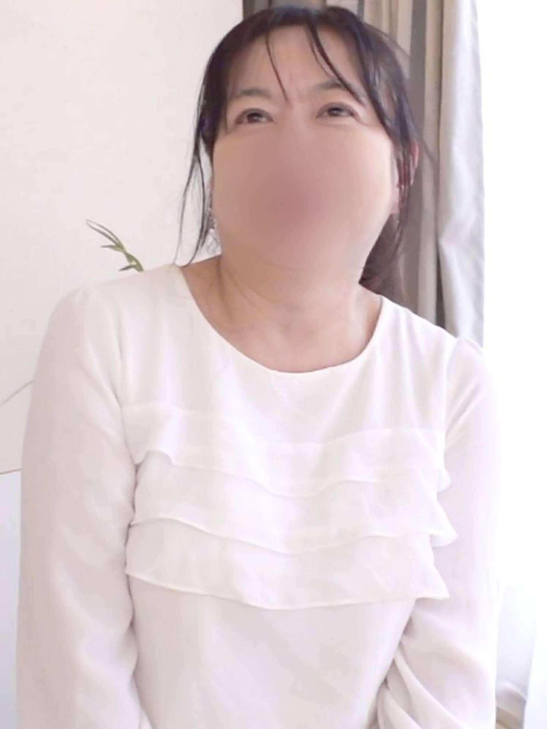 FC2-PPV-2574087 【素人】愛嬌のある巨乳人妻さん！他人チンポをお尻に擦り付けられて発情♥