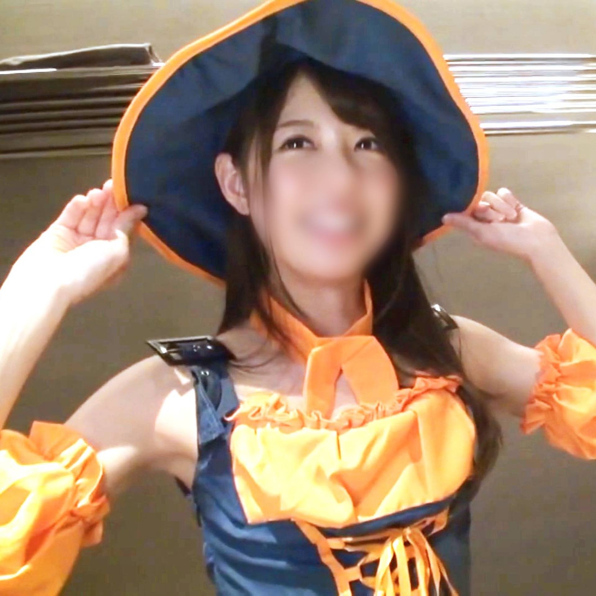 FC2-PPV-1702977 [コスプレ] 自ら腰振りまくりのドスケベ素人!! ハロウィンコスの貧乳・敏感美**♥