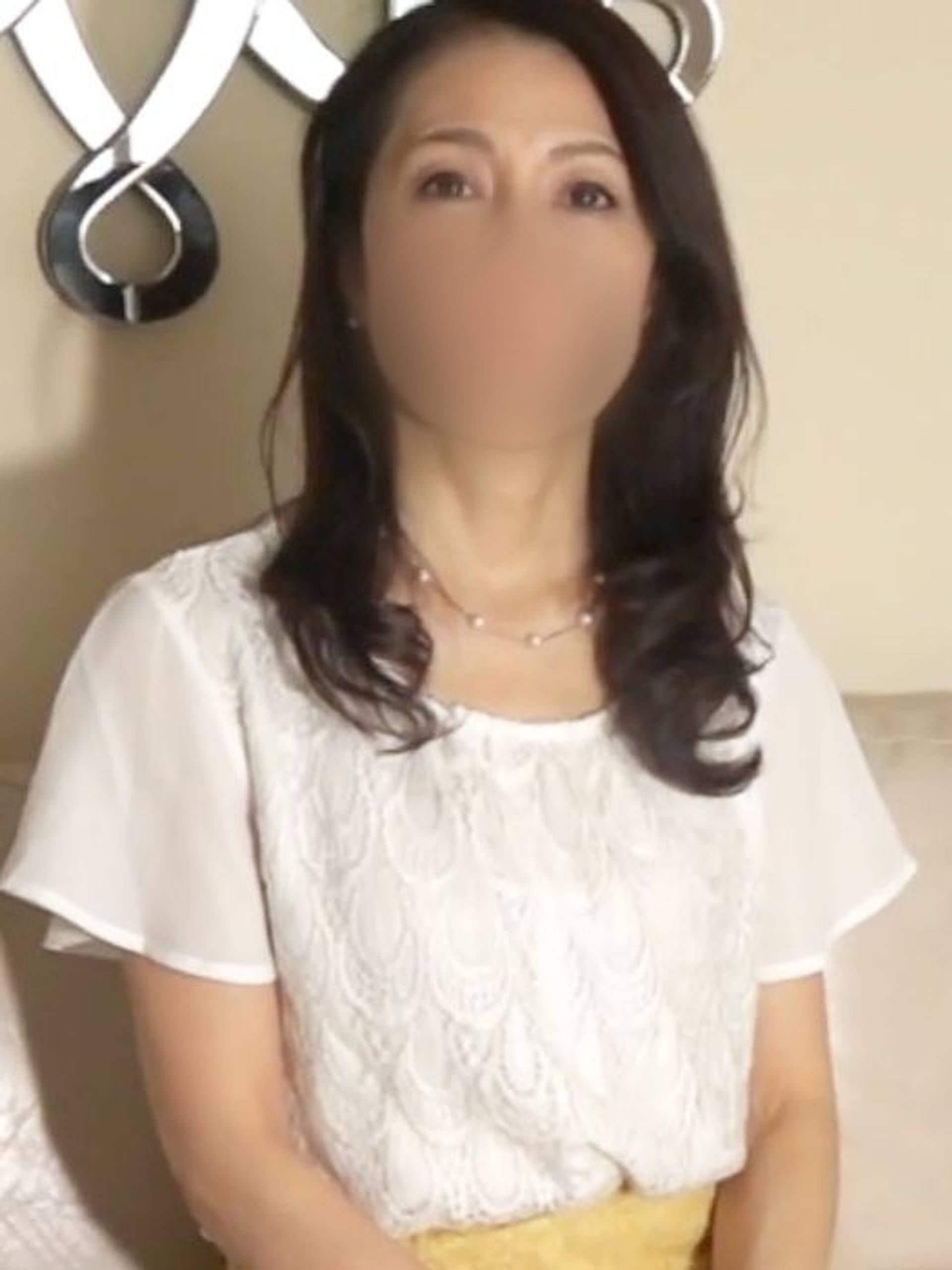 FC2-PPV-2534976 【不倫】綺麗な49歳の人妻さんが不倫！他人に体を撫でられて全身ジンジン♥