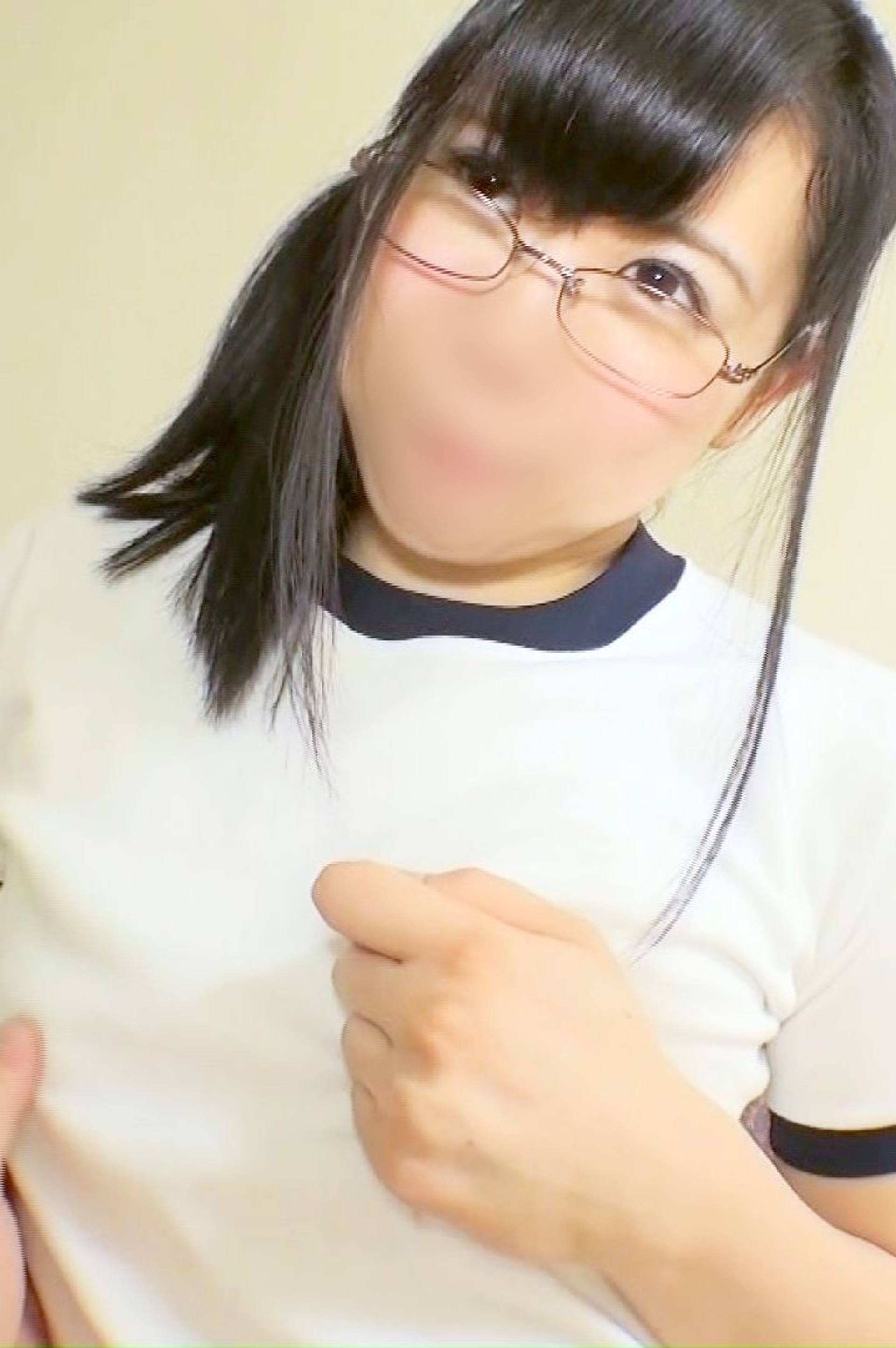 FC2-PPV-3047267 【個人撮影】地味ながらも可愛い眼鏡女子(20歳)♥ コスプレSEXで剛毛おまんこイクぅ♥