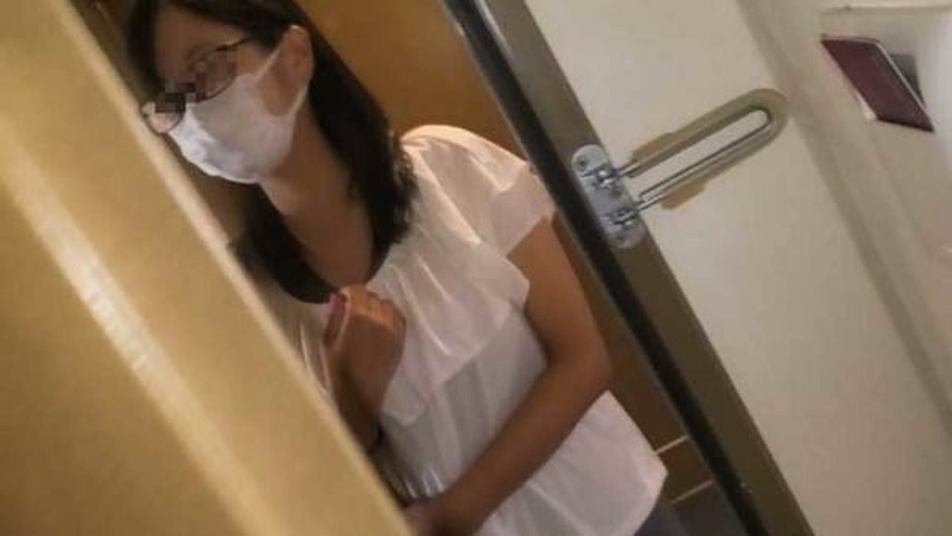 FC2-PPV-3075036 【個人】地味で眼鏡な巨乳妻。サイトで見つけ脅えながらも身体を貪られ、長い髪と揺れる巨乳が心も揺らす。これからもよろしく。その巨乳は誰のもの。